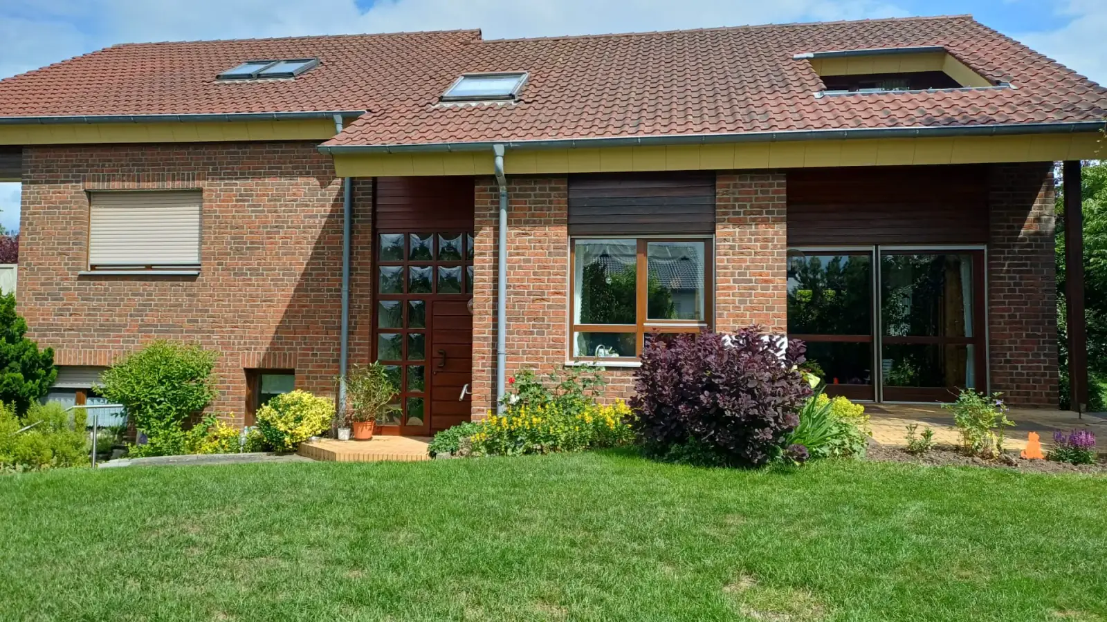 Außenansicht des Wohnhauses der Zuchtstätte mit großem Garten