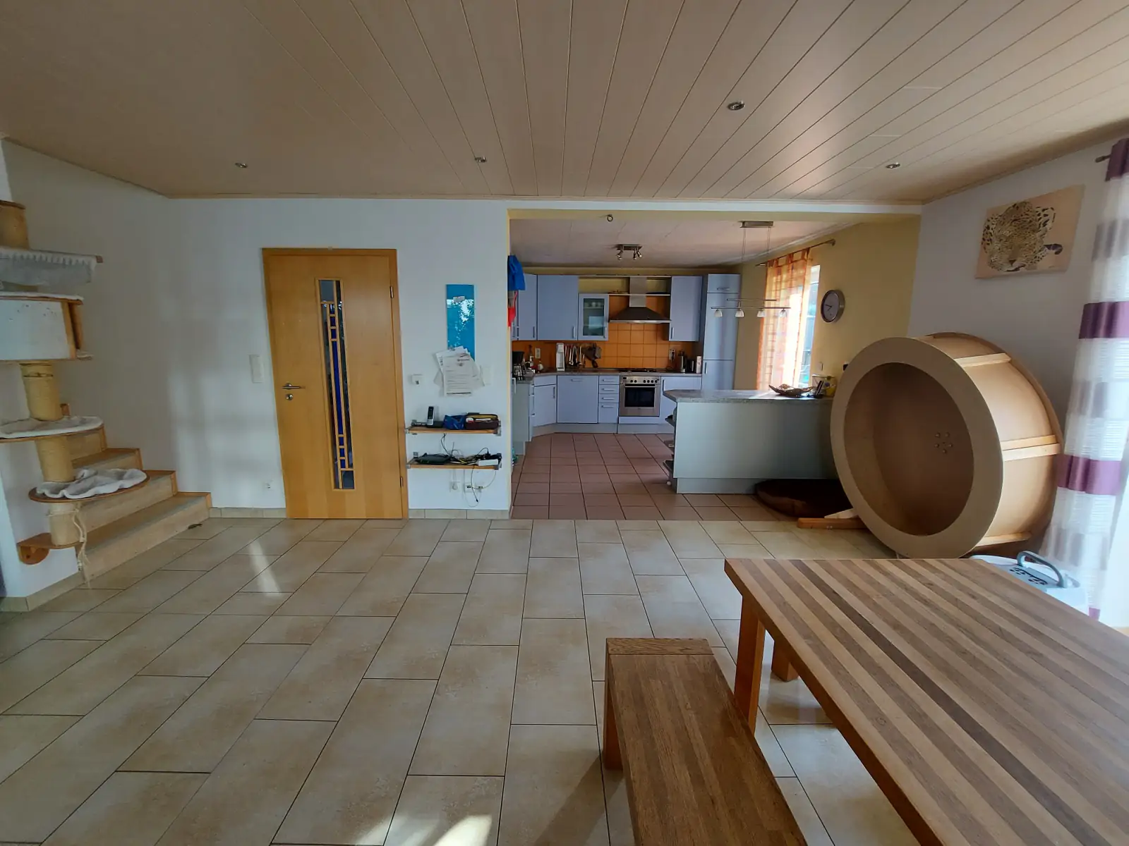 Küche mit Futterplatz der Katzen